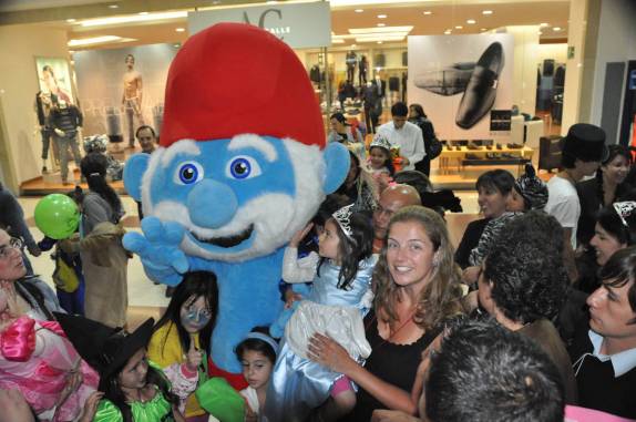 Até o Papai-Smurf apareceu no shopping ede Bogotá, na Colômbia, na celebração do Dia das Bruxas